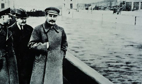 Николай Ежов, который на оригинальной фотографии идет рядом со Сталиным, был заретуширован после его ареста в 1939 году