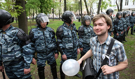 Гуляния «белых лент» по Москве: фоторепортаж