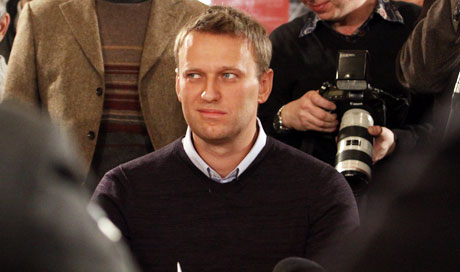 Кто помогает Навальному