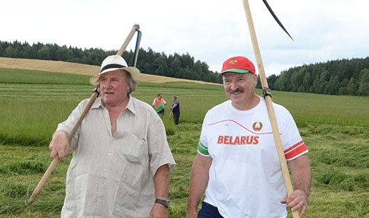 Тренинг от Батьки: как Лукашенко учил Депардье навыкам ручной косьбы