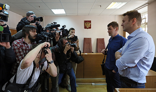 Дома не сидится: первый день суда над братьями Навальными по делу «Ив Роше»
