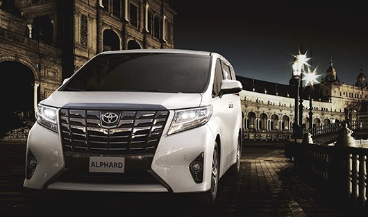 Toyota Alphard – флагманский минивэн с ярким дизайном и сильным характером.