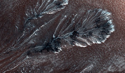 NASA обнаружило на Марсе жидкую воду