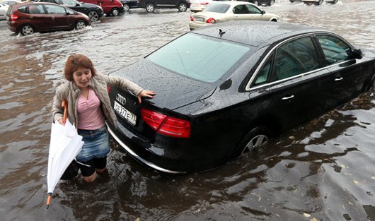 По колено в воде: ливневые дожди затопили центр Москвы