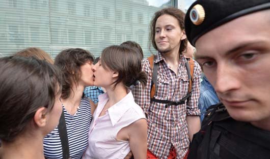 День поцелуев у Госдумы: как в Москве протестовали против антигейского закона