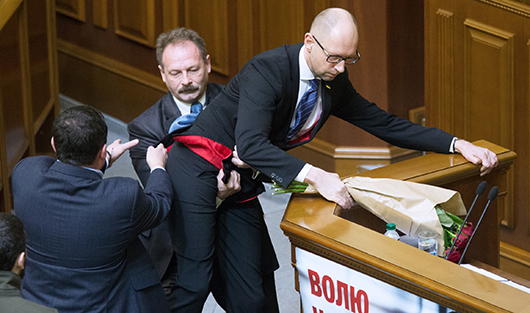 Не место для дискуссий: кто устраивает драки в парламентах