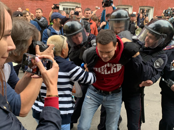 Задержание Ильи Яшина. Фото из твиттера Любови Соболь