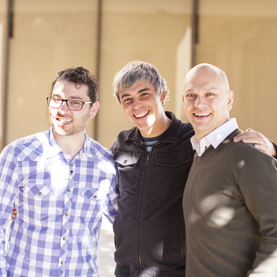 Слева направо: сооснователь Nest Мэтт Роджерс, гендиректор Google Ларри Пейдж, сооснователь и гендиректор Nest Тони Фаделл