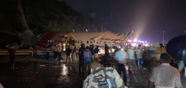 В Индии самолет разрушился на части при посадке  