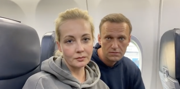 «Надеюсь, что мы с вами долетим»: Навальный отправился из Берлина в Москву