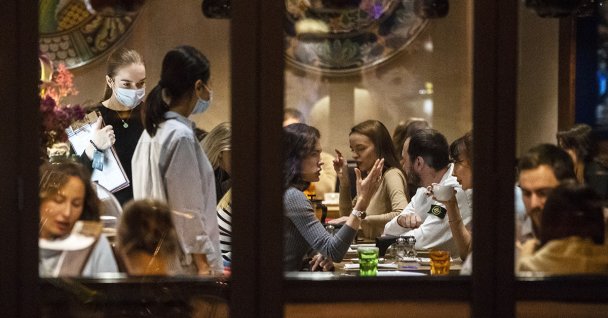 В 2020 году россияне сократили количество походов в рестораны почти на треть