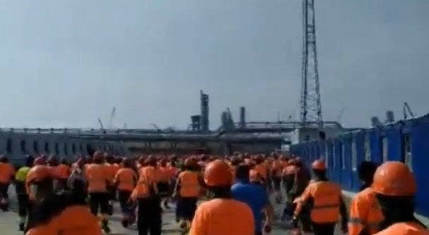 «Все крушили, даже лампочки выбили»: рабочие устроили погром на заводе «Газпрома» в Приамурье 