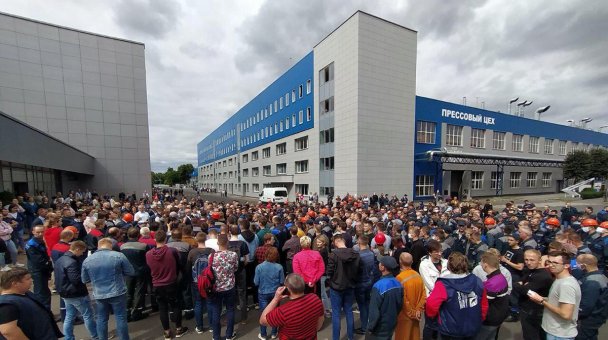«Зачем нам зарплата, если мы будем избиты»: рабочие белорусских заводов вышли на акции протеста
