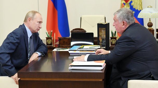 Сечин подарил Путину бутылку «премиальной нефти»