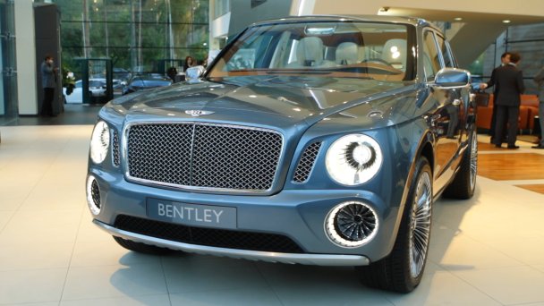 Bentley презентовала в Подмосковье люксовый внедорожник. Видео