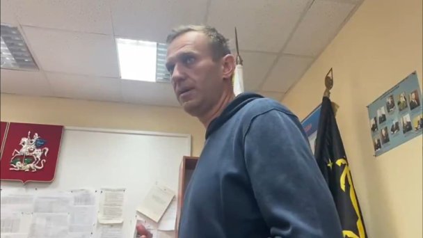 «Выкинули на помойку Уголовно-процессуальный кодекс»: Навальный прокомментировал заседание суда в отделе полиции  