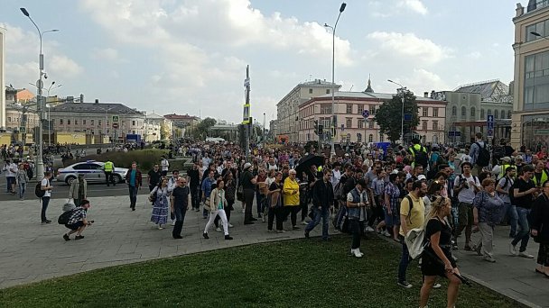 На несогласованное шествие по бульварам в Москве вышли сотни человек