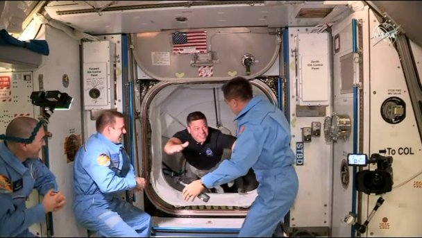 Корабль SpaceX с астронавтами впервые совершил стыковку с МКС 