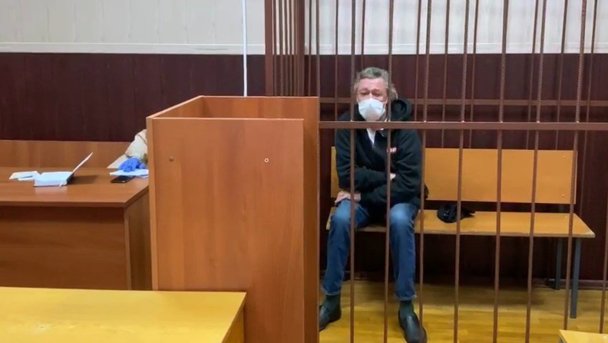 «Все это, конечно, чудовищно»: суд отправил Ефремова под домашний арест