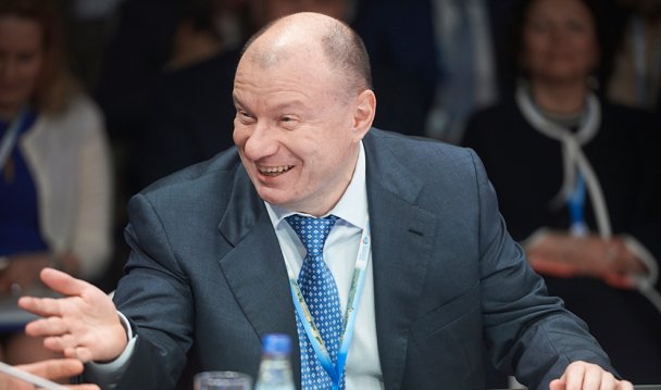 Смешные деньги: радостные и улыбающиеся российские бизнесмены