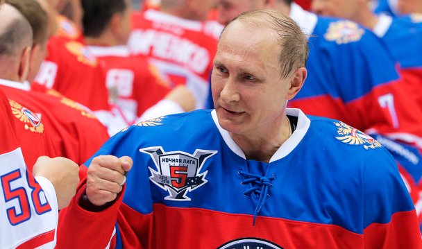 Свистать всех на лед: Владимир Путин сыграл в хоккей