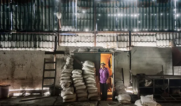 Бизнес под огнем. Как работает завод турецкого инвестора рядом с руинами Донецкого аэропорта