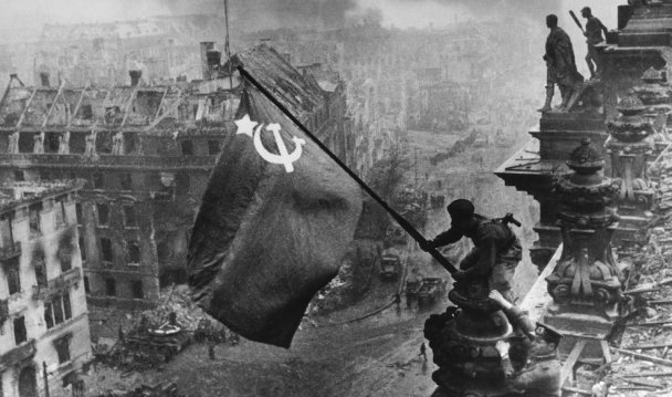 «Наклонись, Лешка, над Берлином»: как Евгений Халдей поднял «Знамя победы над рейхстагом»