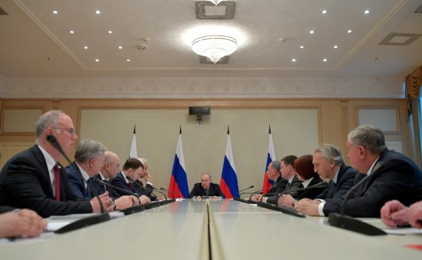 Bloomberg узнал содержание разговора Путина с нефтяниками перед разрывом сделки с ОПЕК