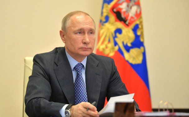 Путин предложил освободить от НДФЛ доплаты медикам