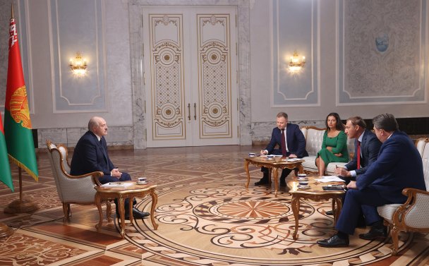 «Я не трус и не боюсь»: Лукашенко рассказал о выходе с автоматом, «буржуйчиках» и «непуганых» белорусах 