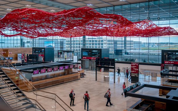 «Это трагедия»: в Берлине посреди пандемии и с опозданием в восемь лет откроется новый аэропорт