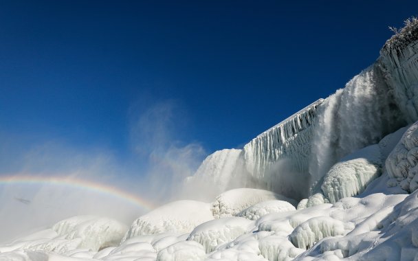 Из-за аномальных морозов замерз Ниагарский водопад. Фоторепортаж