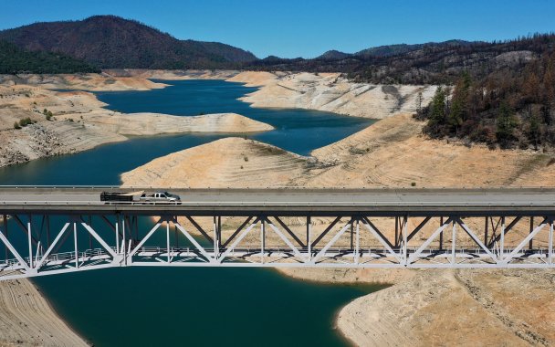 Ниже некуда: как падает уровень воды в крупнейшем водохранилище Калифорнии. Фоторепортаж