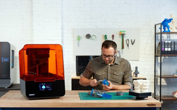 Сотрудник компании-производителя 3D-принтеров Formlabs за работой