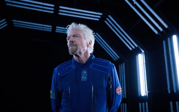 Ричард Брэнсон показал одежду, в которой туристы Virgin Galactic отправятся в космос