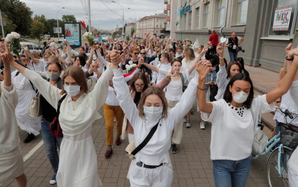 Женщины вышли на акции протеста в белорусских городах
