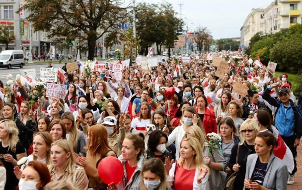 «Саша, ты уволен»: тысячи женщин вышли на акцию протеста в Минске