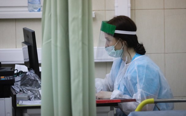 Прирост зараженных коронавирусом в России обновил минимум за пять месяцев