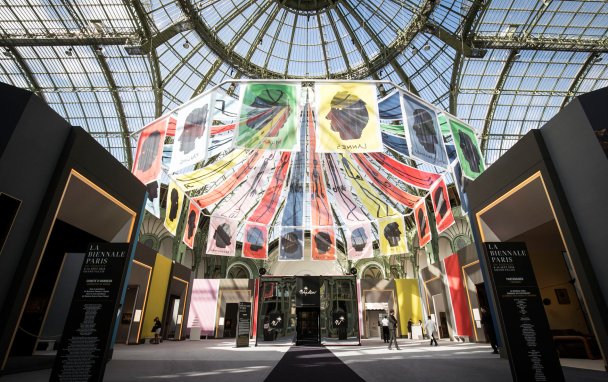 «Женщина в городе» и «Клоун в капюшоне»: что покупать в Париже на ярмарке La Biennale Paris