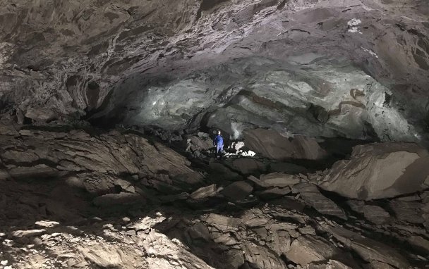 Пещерные люди: что делают русские художники в пещере в Германии
