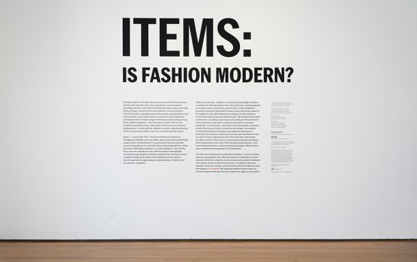 Однажды в Нью-Йорке: базовый гардероб как искусство в Музее современного искусства 