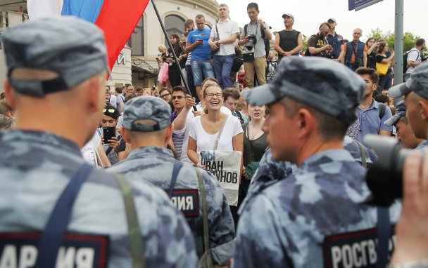 От Чистых прудов до автозака: как прошел марш протеста в Москве. Фоторепортаж