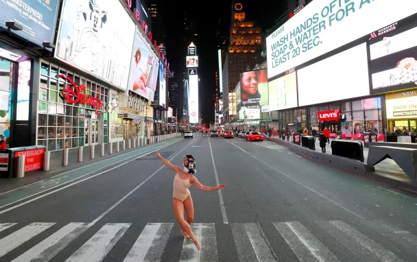 В противогазе в метро: удивительные кадры мира во время пандемии