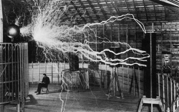 Никола Тесла в своей лаборатории ( фото Getty Images )