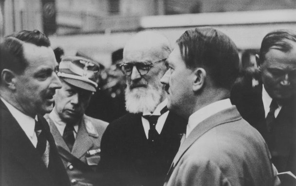 Роберт Бош (в центре) с Адольфом Гитлером (справа) ( ullstein bild/ullstein bild via Getty Images )