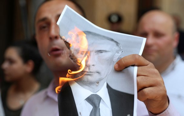 Участник акции протеста в Тбилиси 20 июня. Фото: REUTERS/Irakli Gedenidze