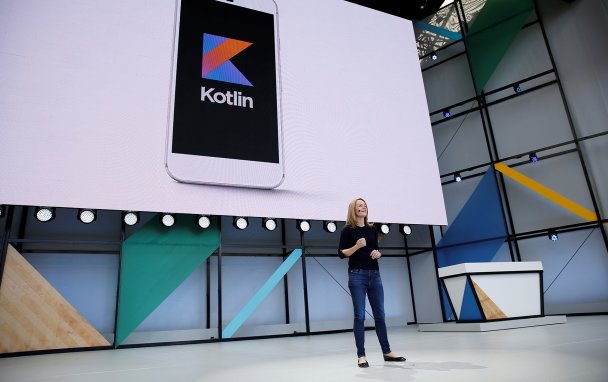 Директор по развитию Android Стефани Катберсон объявляет Kotlin одним из официальных языков для ОС, 2017 год / Фото REUTERS