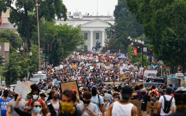 «Я становлюсь частью истории»: десятки тысяч человек вышли на акции против расизма в США