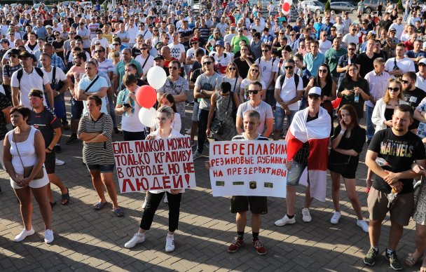Тысячи людей у СИЗО, увольнение за поддержку митингов: чем закончился девятый день протестов в Белоруссии