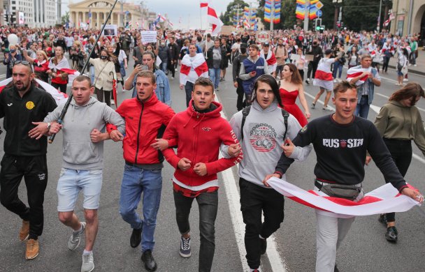 Бронетехника, водометы и закрытое метро: десятки тысяч протестующих вышли на марш в Минске